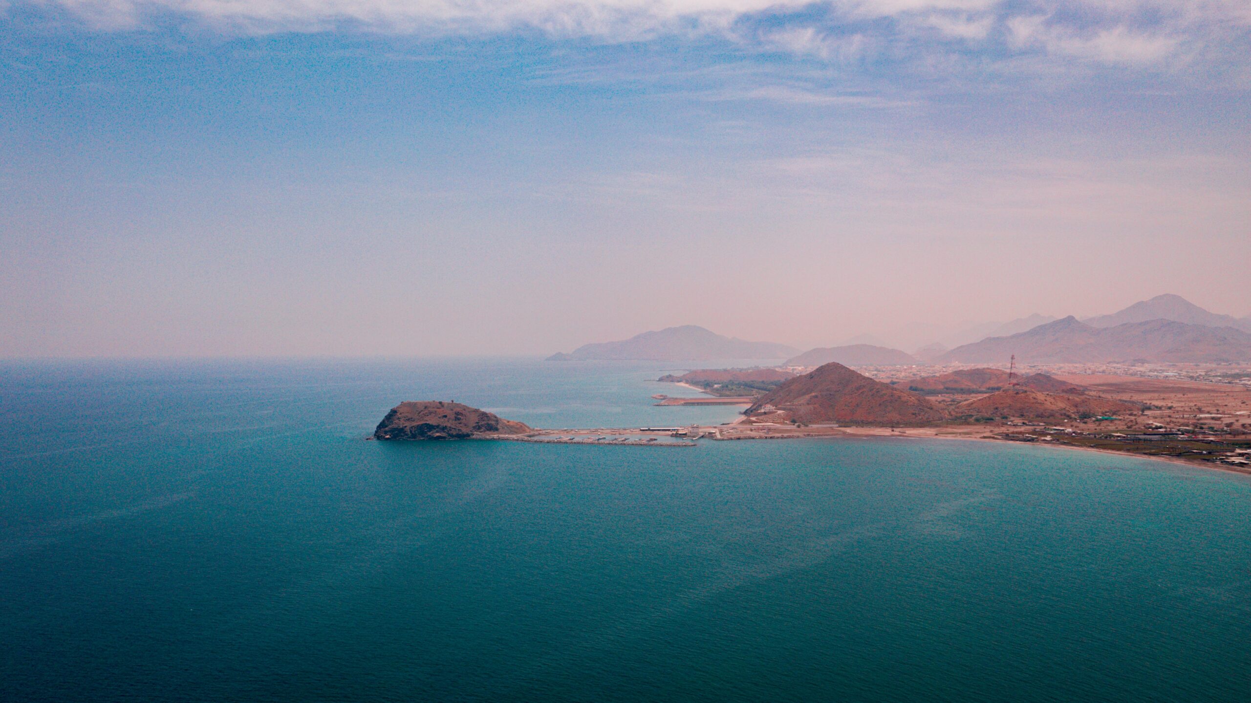 Фуджейра в феврале: море, горы и солнечная погода