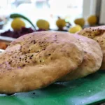 Традиционные узбекские лепёшки на базаре