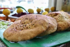 Традиционные узбекские лепёшки на базаре