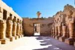 Каменные статуи в Карнакском храме в Луксоре, Египет