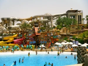 Аквапарк Wild Wadi в Дубае — горки Jumeirah Sceirah и вид на Burj Al Arab