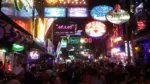 Walking Street в Паттайе ночью — неоновые вывески и толпы туристов